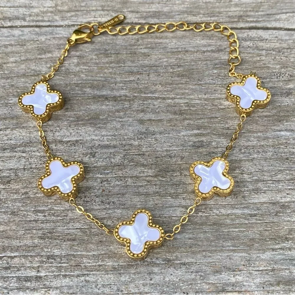 New Unbranded White and Gold Clover Bracelet. NWOT!